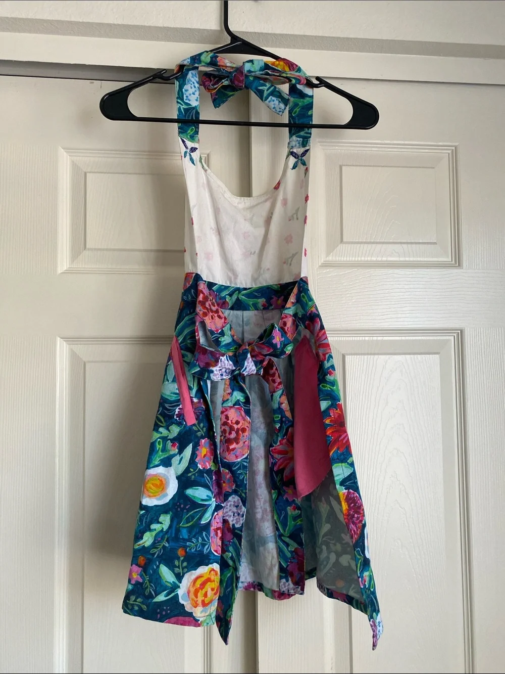 🌼  Gorgeous NWOT Anthropology Apron with beaded and embroidered bees